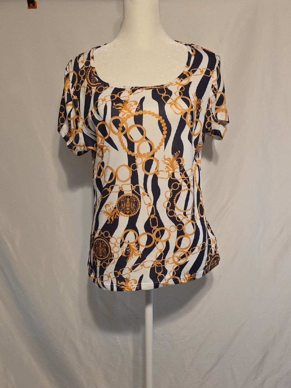 SHEIN White  With Gold Chain Print Scoop Neck Short Sleeve Top